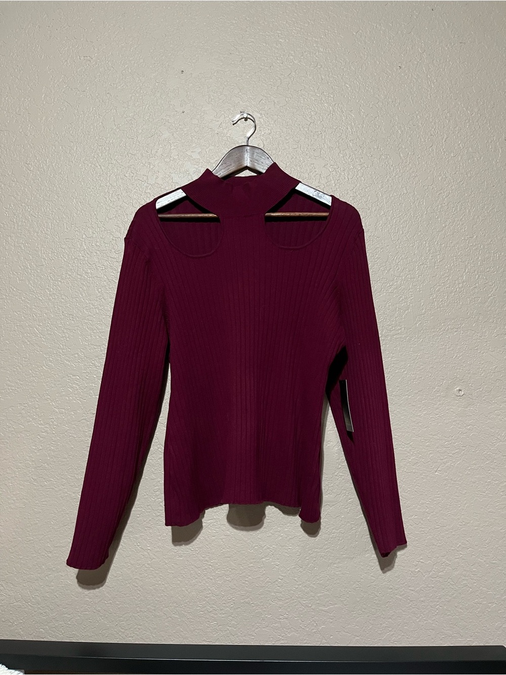 BOLD elements Ribbed Cutout Mock Neck Top in Burgundy